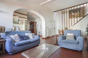 Bright Last-Floor Apartment with Terrace