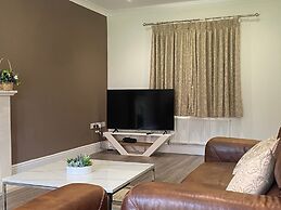 The Comfortable Crew & Family Home