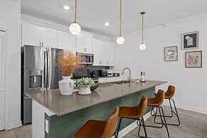 Amazing 4 Bedrooms Home With Pool Close to Disney