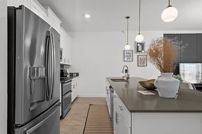 Amazing 4 Bedrooms Home With Pool Close to Disney