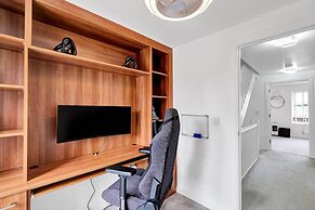 3 Bedroom and 2 Bath House with Balcony