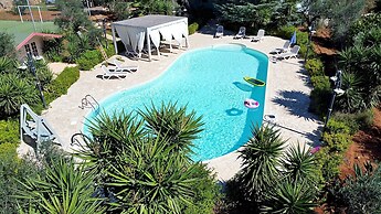 Villa Velisia - Con Ampia Piscina E Campo Da Gioco Privato