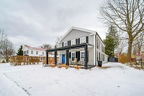 2 Mi to Lake Erie: Westfield Retreat w/ Deck!