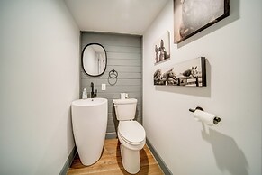 2 Mi to Lake Erie: Westfield Retreat w/ Deck!