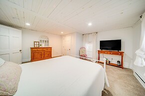 2 Mi to Lake Erie: Westfield Retreat w/ Deck!