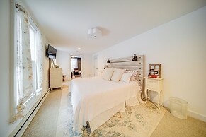 2 Mi to Lake Erie: Westfield Retreat w/ Deck!