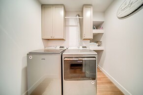 2 Mi to Lake Erie: Westfield Retreat w/ Deck!