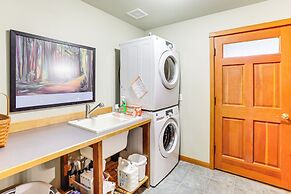 11 Mi to Olympic National Park: Home w/ Deck!