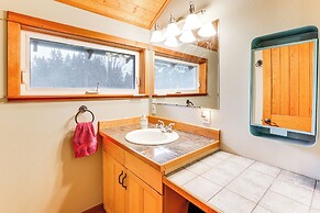 11 Mi to Olympic National Park: Home w/ Deck!