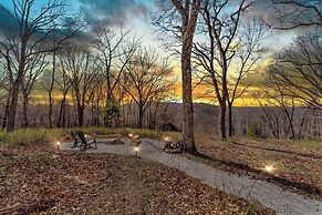 5 Mi to Beaver Lake: Family Cabin w/ Game Room