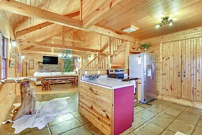 5 Mi to Beaver Lake: Family Cabin w/ Game Room