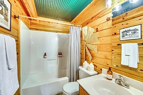 5 Mi to Beaver Lake: Family Cabin w/ Game Room