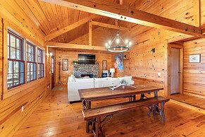 5 Mi to Beaver Lake: Family Cabin w/ Game Room