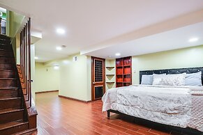 11 Mi to Downtown Baltimore: Middle River Townhome