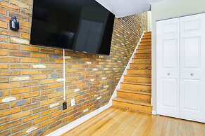 11 Mi to Downtown Baltimore: Middle River Townhome