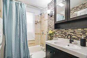 11 Mi to Downtown Baltimore: Middle River Townhome