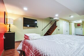 11 Mi to Downtown Baltimore: Middle River Townhome