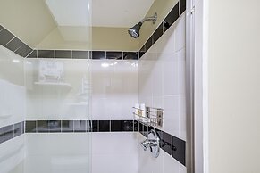 11 Mi to Downtown Baltimore: Middle River Townhome