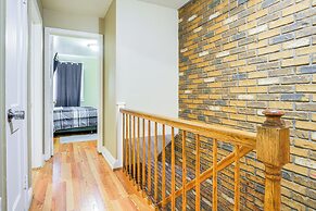 11 Mi to Downtown Baltimore: Middle River Townhome
