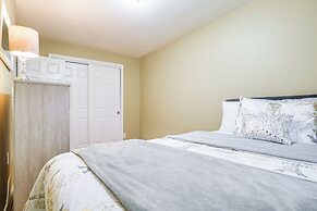 11 Mi to Downtown Baltimore: Middle River Townhome