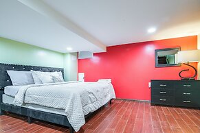 11 Mi to Downtown Baltimore: Middle River Townhome