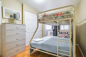 11 Mi to Downtown Baltimore: Middle River Townhome