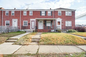 11 Mi to Downtown Baltimore: Middle River Townhome