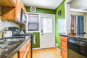 11 Mi to Downtown Baltimore: Middle River Townhome