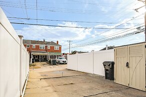 11 Mi to Downtown Baltimore: Middle River Townhome