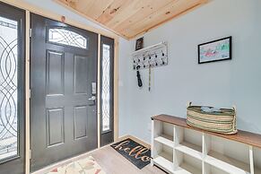 Lake Access & Dock: Remote Mio-area Cottage