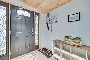 Lake Access & Dock: Remote Mio-area Cottage