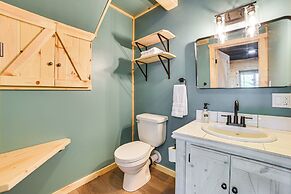 Lake Access & Dock: Remote Mio-area Cottage