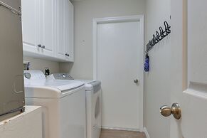 Close to Family Park: Home w/ Screened Lanai!