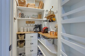 Close to Family Park: Home w/ Screened Lanai!