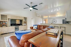 Close to Family Park: Home w/ Screened Lanai!