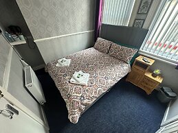 Runway Guest House - Adult Only