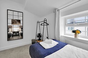 Newly Refurbished 2 Bed Hse Town Centre