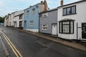 Newly Refurbished 2 Bed Hse Town Centre