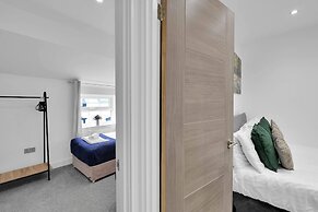 Newly Refurbished 2 Bed Hse Town Centre