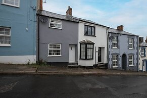 Newly Refurbished 2 Bed Hse Town Centre