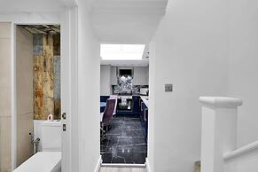 Newly Refurbished 2 Bed Hse Town Centre