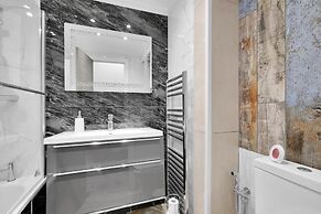 Newly Refurbished 2 Bed Hse Town Centre