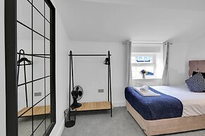 Newly Refurbished 2 Bed Hse Town Centre