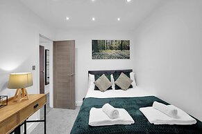 Newly Refurbished 2 Bed Hse Town Centre