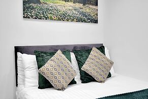 Newly Refurbished 2 Bed Hse Town Centre