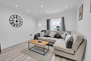 Newly Refurbished 2 Bed Hse Town Centre