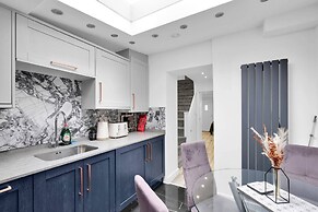 Newly Refurbished 2 Bed Hse Town Centre