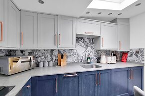 Newly Refurbished 2 Bed Hse Town Centre