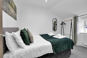 Newly Refurbished 2 Bed Hse Town Centre
