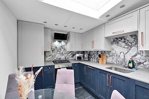 Newly Refurbished 2 Bed Hse Town Centre